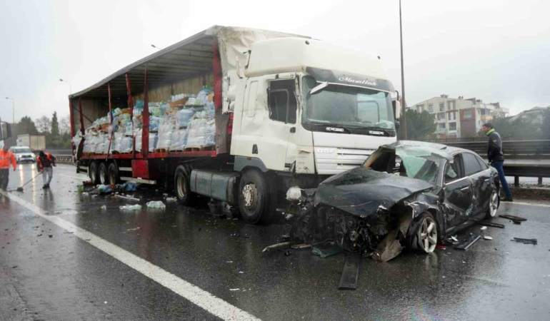 TEM’de 6 araç birbirine girdi: Tırda yüklü sular yola saçıldı