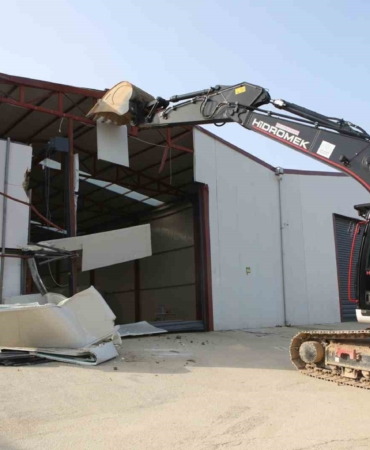 Nilüfer’de tarım alanındaki 900 metrekarelik kaçak yapı yıkıldı