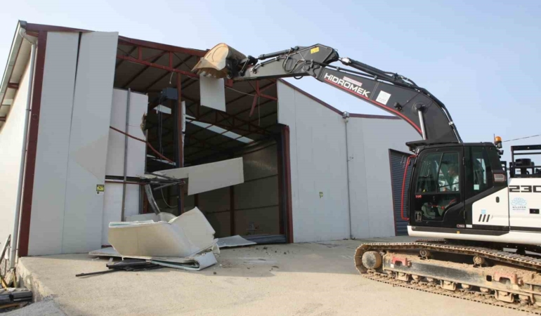 Nilüfer’de tarım alanındaki 900 metrekarelik kaçak yapı yıkıldı