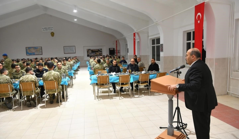 Vali Ustaoğlu Mehmetçikle iftarda buluştu