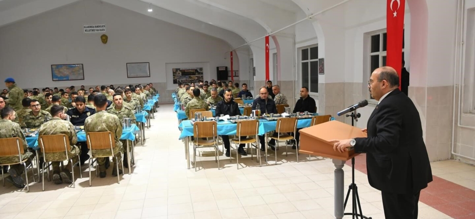 Vali Ustaoğlu Mehmetçikle iftarda buluştu