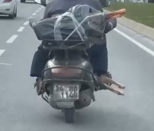 Motorcu ayağının altında et taşıdı