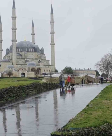 Edirne güne yağmurla uyandı