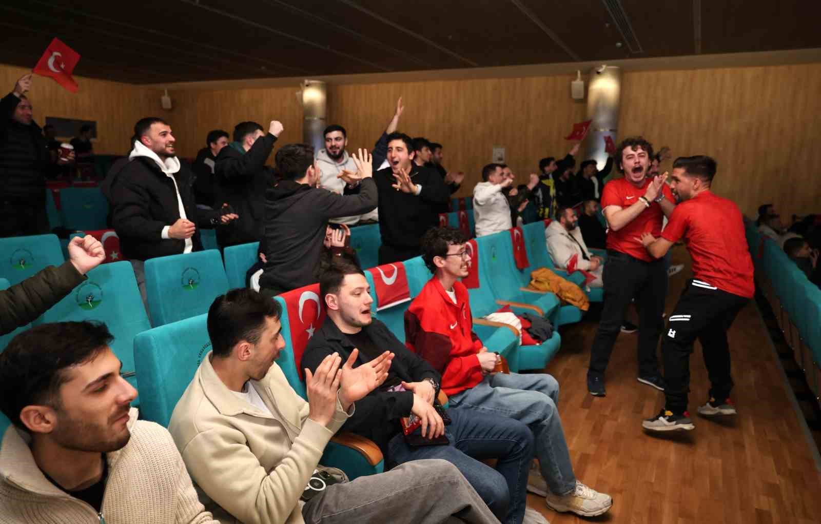 Milli maç heyecanı Osmangazi’de dev ekranda yaşandı