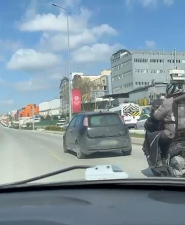 Kuryenin yardımına otomobil sürücüsü çekme halatıyla yetişti