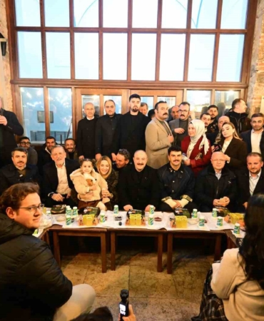 Tarihi Abdal Meydanı’nda binler sahur sofrasında buluştu: Varank’tan birlik mesajı