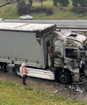 Tuzla’da seyir halindeki tır alevlere teslim oldu
