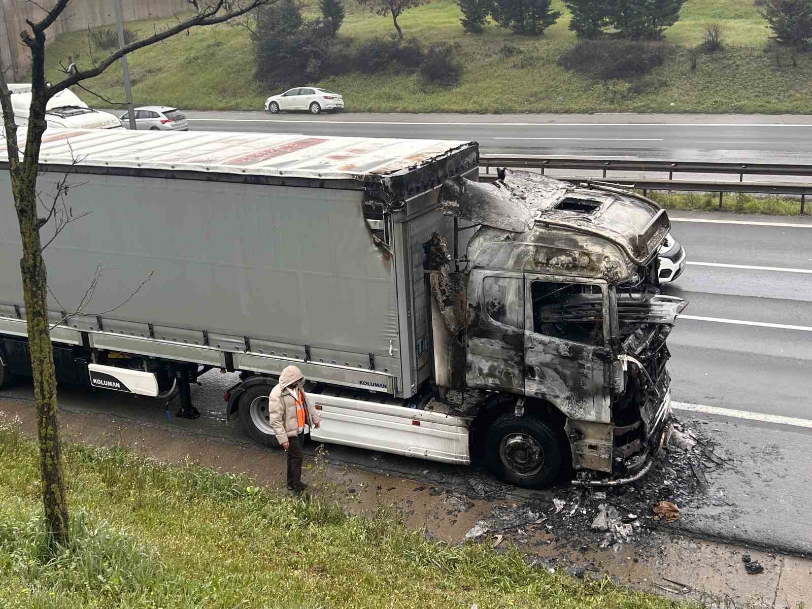 Tuzla’da seyir halindeki tır alevlere teslim oldu