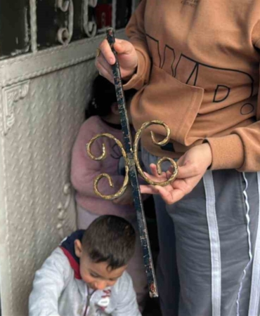 Fatih’te bina çökmesinde patlamanın etkisiyle demir parçaları evlere isabet etti