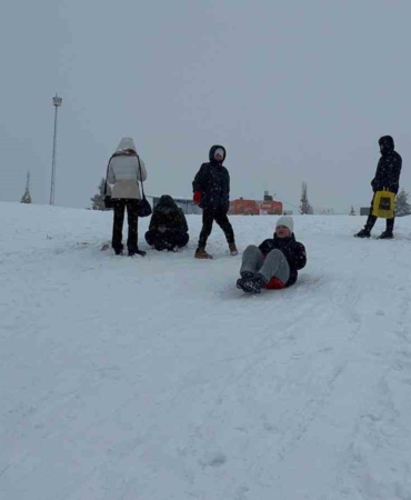Uludağ’da etkili olan kar yağışıyla günübirlikçiler zirveye akın etti