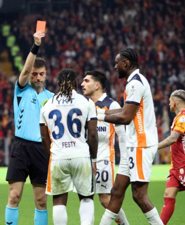 Başakşehir’de Festy Ebosele kırmızı kart gördü