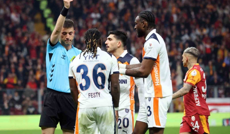 Başakşehir’de Festy Ebosele kırmızı kart gördü