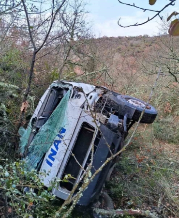 Servis aracı uçuruma yuvarlandı: 1 yaralı