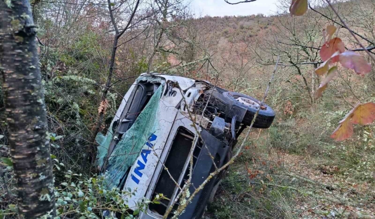 Servis aracı uçuruma yuvarlandı: 1 yaralı