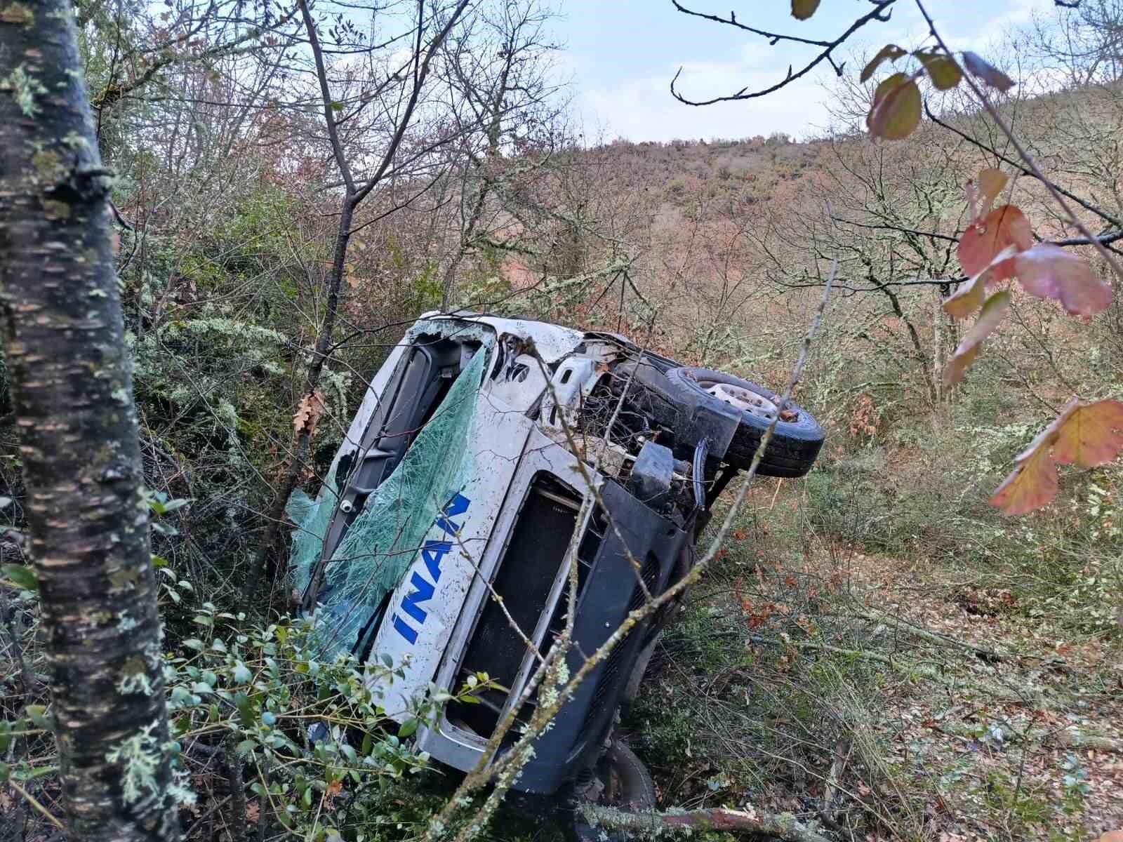 Servis aracı uçuruma yuvarlandı: 1 yaralı