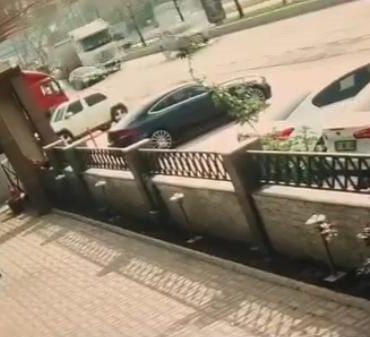 Bursa’da faciadan dönüldü: Tır otomobili metrelerce sürükledi