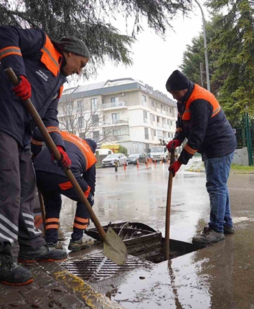 Tuzla Belediyesi yağışa karşı sahada: 100 personel ve 40 araçla kesintisiz müdahale