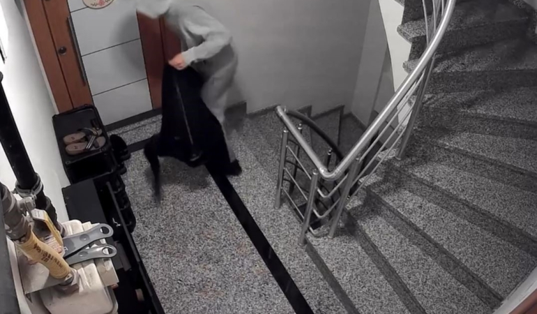 Eyüpsultan’da montunu çuval gibi yapan hırsız girdiği aparmandan 8 çift ayakkabı çaldı