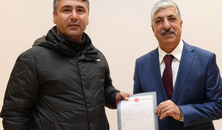 Dilovası’nda imar sorunu çözülen 423 vatandaşa tapuları dağıtıldı