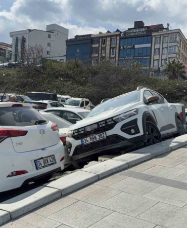 Arnavutköy’de park etmek isterken araçların üzerine çıktı
