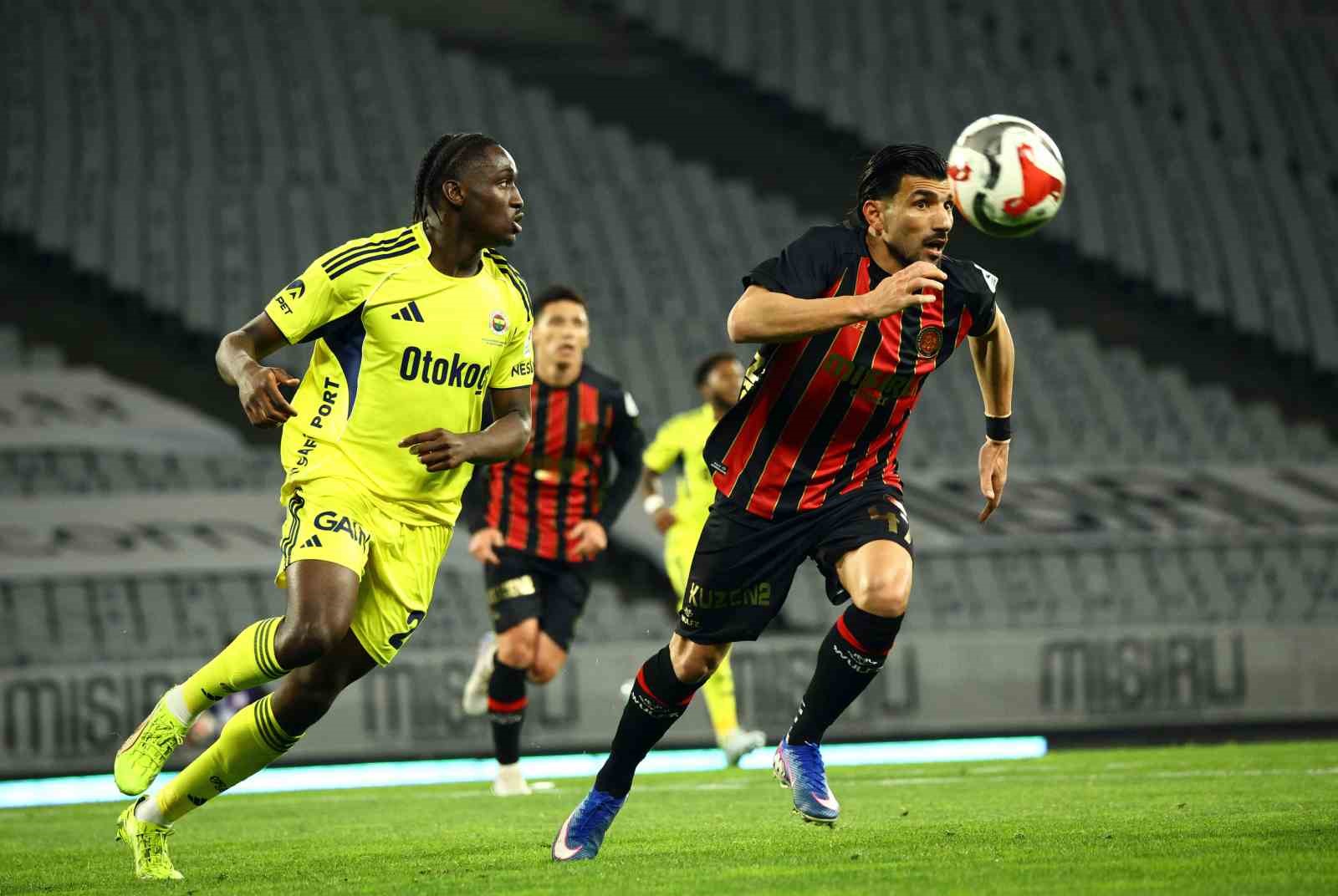 Trendyol Süper Lig: Fatih Karagümrük: 2 - Fenerbahçe: 0 (İlk yarı)