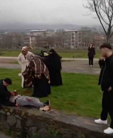 Bursa’da bıçaklı kavga...Boğazı kesilen kişi hayatını kaybetti