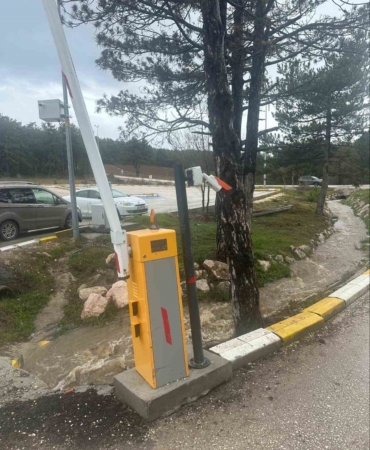 Pelitözü Gölpark girişindeki turnikelere kamyon çarptı