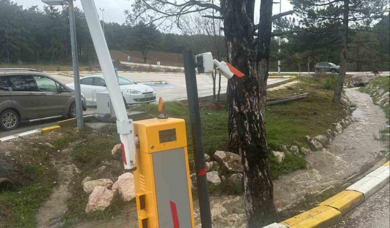 Pelitözü Gölpark girişindeki turnikelere kamyon çarptı