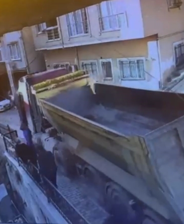 Kağıthane’de kayan hafriyat kamyonunu durdurmaya çalışırken aşağı düşen şoför hayatını kaybetti