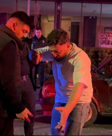 Eşinin yanında darp edildiğini iddia etti, öfkesini aracına zarar verip çıkardı...