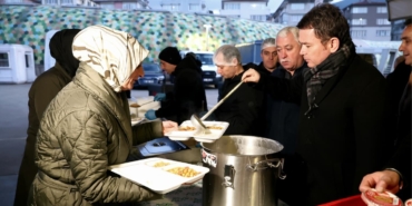 Osmangazi Belediyesi’nin iftar sofrasında yüzlerce kişi bir araya geldi