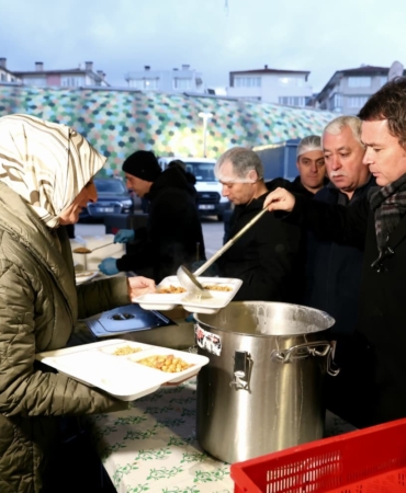 Osmangazi Belediyesi’nin iftar sofrasında yüzlerce kişi bir araya geldi