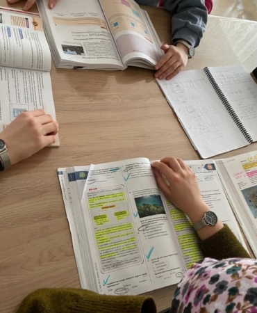 Bakan Göktaş’tan koruma altındaki çocuklara hediye