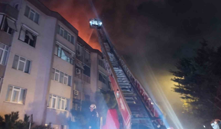 Üsküdar’da site içindeki binanın çatısında yangın paniği
