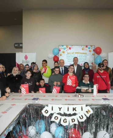 Ümraniye’de sevgi dolu buluşma: 10 özel gencin doğum günü bir arada kutlandı