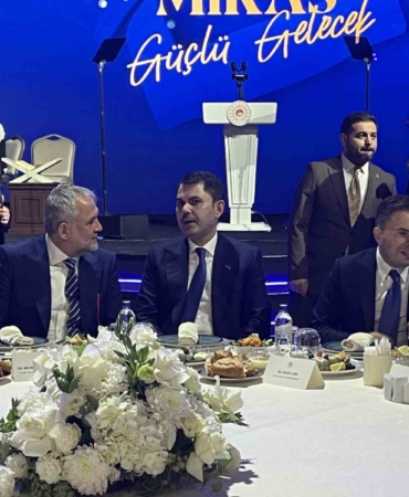 Bakan Kurum: "Devlet ve millet el ele vererek, asrın felaketini, asrın dayanışmasına dönüştüren büyük bir seferberlik başlattık"