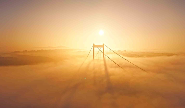 İstanbul Boğazı’ndaki sis manzarası mest etti