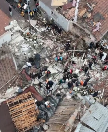 Fatih’te bitişik halde bulunan 2 gece kondu çöktü