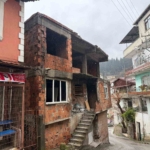 İzmit’te kullanılmayan iki katlı evin çatısı alev alev yandı