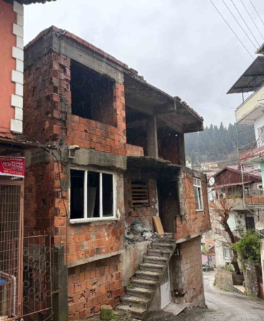 İzmit’te kullanılmayan iki katlı evin çatısı alev alev yandı