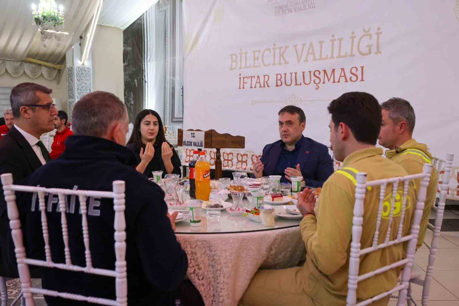 Vali Sözer, orman, itfaiye ve AFAD personeliyle iftarda buluştu