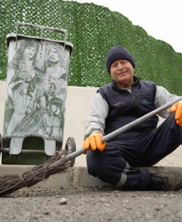 Çöpçüler Kralı’nda Kemal Sunal için mikrofon olan süpürge, onun elinde kaleme dönüştü