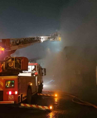 Sultangazi’de trafoda başlayan yangın depoyu kül etti