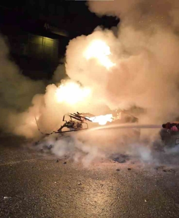 Kadıköy’de korkutan yangın: Motosiklette başladı, otomobile sıçradı