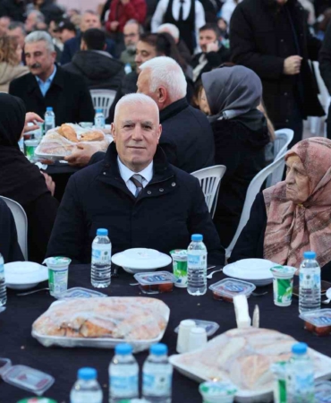 Başkan Bozbey kendi mahallesinde komşularıyla iftar yaptı
