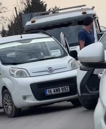 Bursa’da trafikte yol verme kavgası kamerada