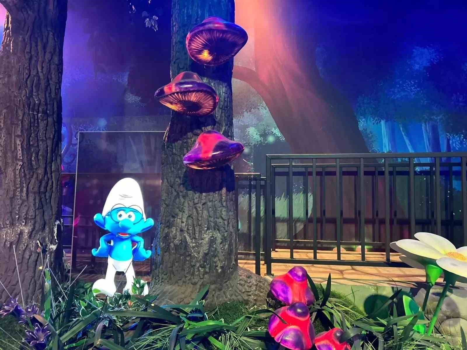 Belçika’dan getirilen dekorlarla hazırlanan "Şirinler Köyü" İstanbul’da