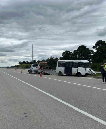 Çanakkale’de yoldan çıkan minibüs refüje çıktı; 2 kişi yaralandı