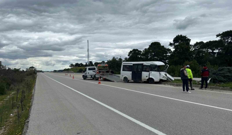 Çanakkale’de yoldan çıkan minibüs refüje çıktı; 2 kişi yaralandı