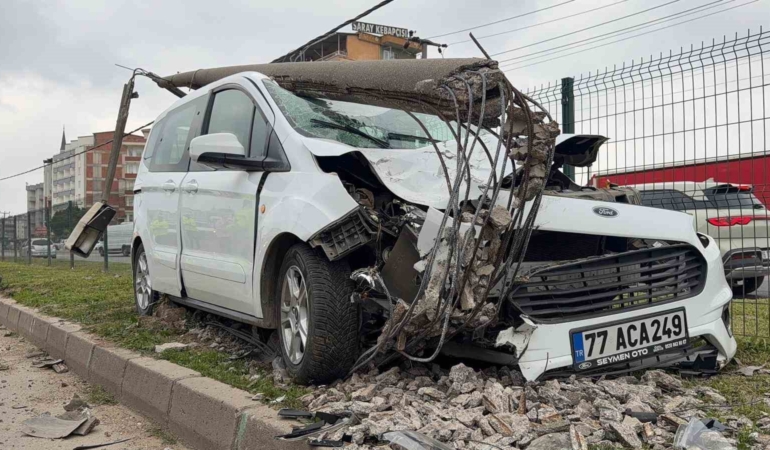 Bursa’da direğe çarpan otomobildeki, 2 kişi yaralandı
